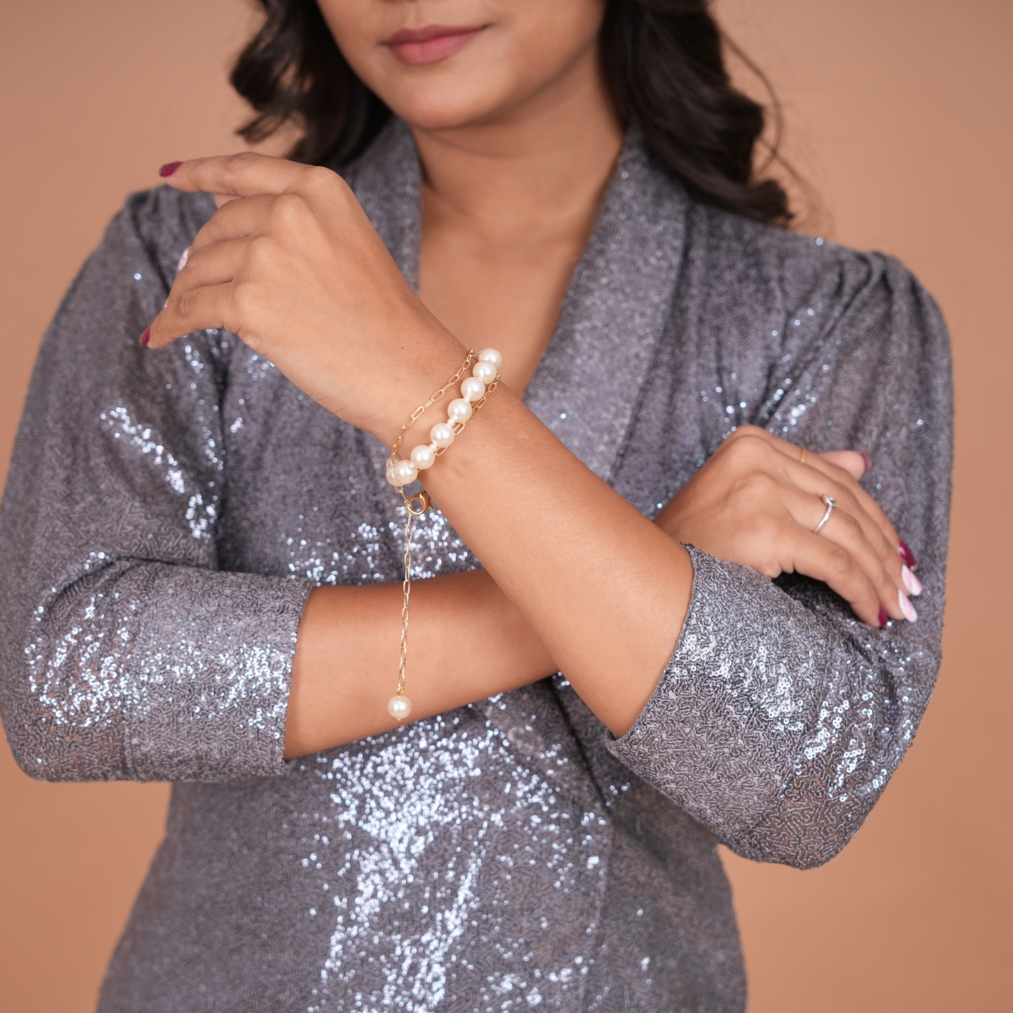 Versatile Elegance: Faux Pearl Necklace-Cum-Bracelet with Chain